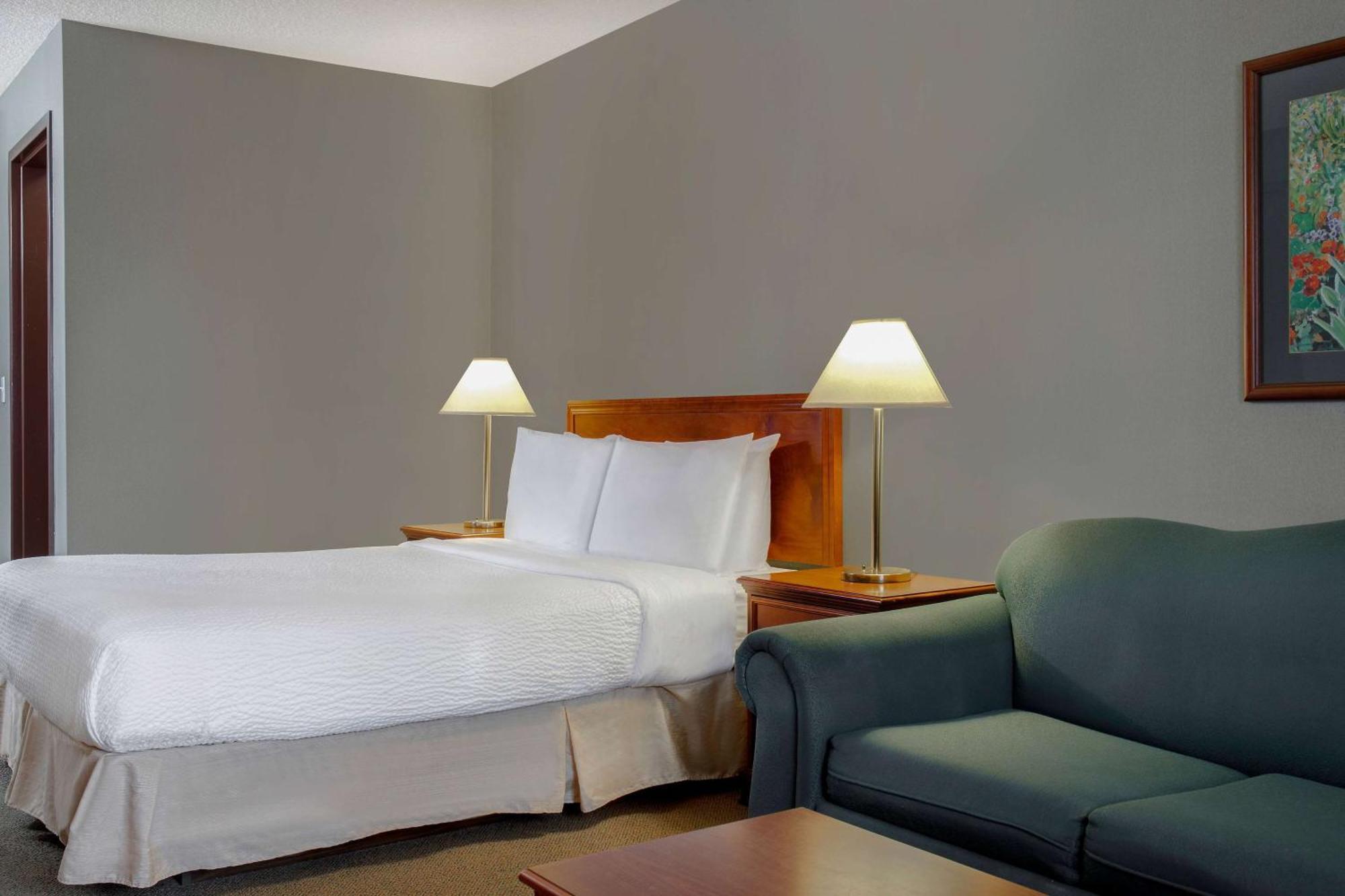 Days Inn By Wyndham Whitecourt Dış mekan fotoğraf
